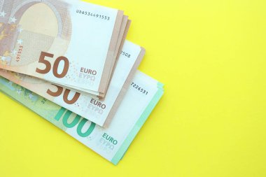 Sarı arka planda 150 Euro 'luk büyük bir meblağ. Yakın plan.