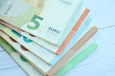 Avro para banknotlarının büyük miktarları ahşap arka planda kapanıyor.