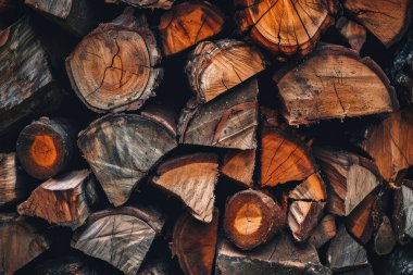 Kış için hazırlanmış odun yığınının işlenmiş görüntüsü. Yakacak odun kesimi, yakın plan.