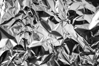 Gümüş krom renkli buruşuk alüminyum folyonun fotoğrafı. Arkaplan veya haritalama için arkaplan dokusu