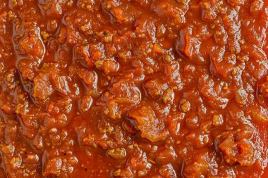 Koyu kırmızı bolonez ya da salam sosunun fotoğrafı. Arkaplan ya da yemek tarifleri için yemek fotoğrafı
