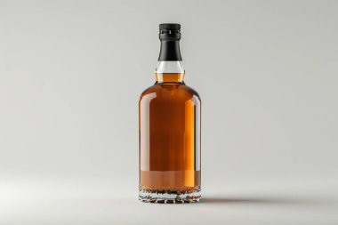 Viski ya da konyak alkol şişesi masanın üzerinde koyu gri arka planda. Profesyonel fotoğraf.