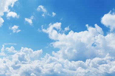 Bulutlu açık mavi gökyüzü dokusunun işlenmiş kolajı. Pankart, arkaplan veya 3B haritalama için doku