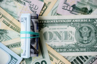 100 dolarlık banknotlar, doğal ışık altında büyük miktarlarda Amerikan dolarına bağlı.