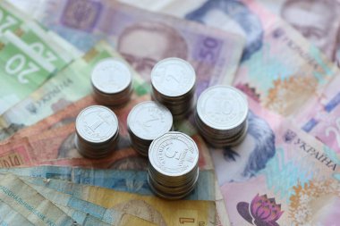 Birkaç yığın Ukrayna parası eski Hryvnia banknotlarının üzerinde yatıyor.
