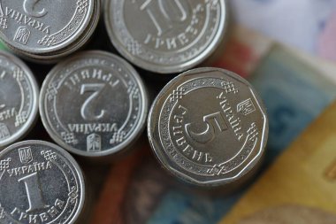 Birkaç yığın Ukrayna parası eski Hryvnia banknotlarının üzerinde yatıyor.