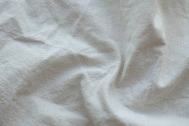 Arka plan olarak beyaz renkli gri tekstil peçetesi. Katlanmış dekoratif mutfak pamuğu havlusu kapat.