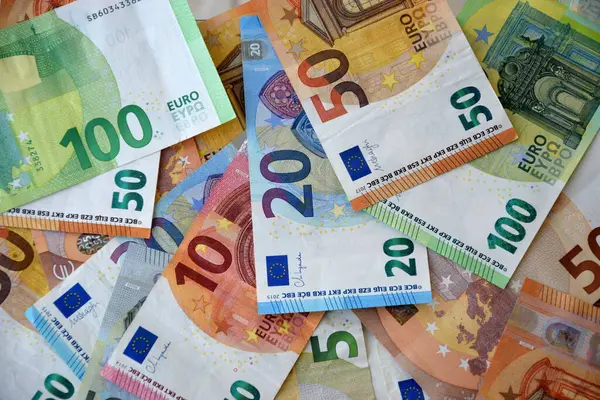 Bir çok Avrupa Euro 'su kaotik bir düzenleme içinde. Farklı renkte ve durumdaki banknotlar yığını kapat