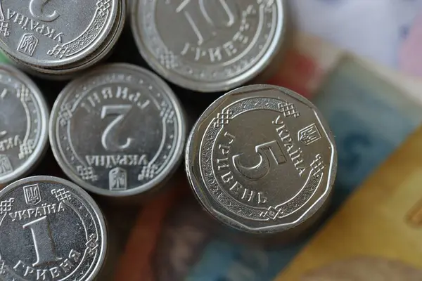 Birkaç yığın Ukrayna parası eski Hryvnia banknotlarının üzerinde yatıyor.