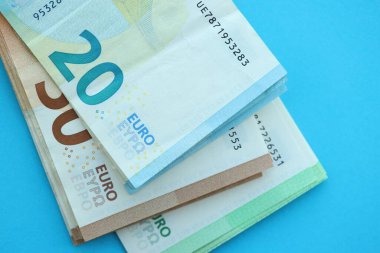 Büyük meblağda, mavi arka planda yüz yirmi-elli euro para faturası.