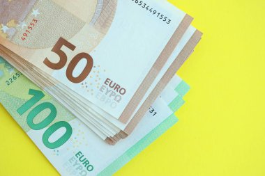 Sarı arka planda 150 Euro 'luk büyük bir meblağ. Yakın plan.