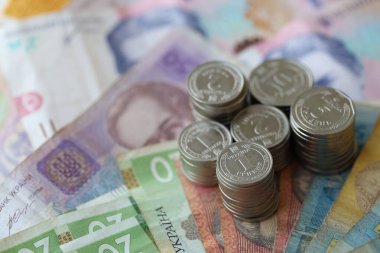 Birkaç yığın Ukrayna parası eski Hryvnia banknotlarının üzerinde yatıyor.