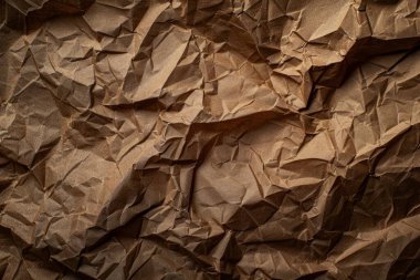 Buruşuk kahverengi kağıdın fotoğrafı. Kapatın. Arkaplan veya haritalama için arkaplan dokusu