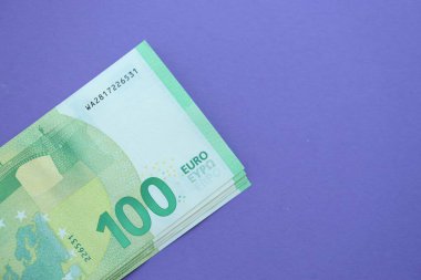 Leylak arkaplanına 100 Euro 'luk büyük meblağ. Yakın plan.