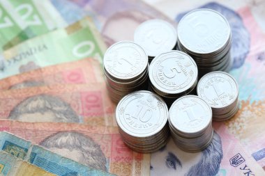 Birkaç yığın Ukrayna parası eski Hryvnia banknotlarının üzerinde yatıyor.