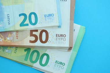 Büyük meblağda, mavi arka planda yüz yirmi-elli euro para faturası.