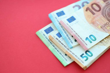 Büyük meblağda yüz, yirmi, on ve elli euro. Kırmızı arka planda. Yakın plan.