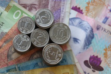 Birkaç yığın Ukrayna parası eski Hryvnia banknotlarının üzerinde yatıyor.