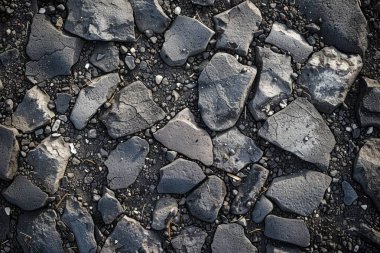 Yakından taşlı asfalt gri yüzey fotoğrafı. Arkaplan veya haritalama için arkaplan dokusu