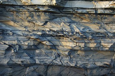 Sedimenter katmanlı kaya dokusunun fotoğrafı. Arkaplan veya haritalama için arkaplan dokusu