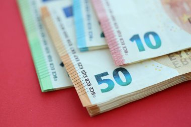 Büyük meblağda yüz, yirmi, on ve elli euro. Kırmızı arka planda. Yakın plan.