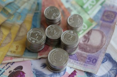 Birkaç yığın Ukrayna parası eski Hryvnia banknotlarının üzerinde yatıyor.