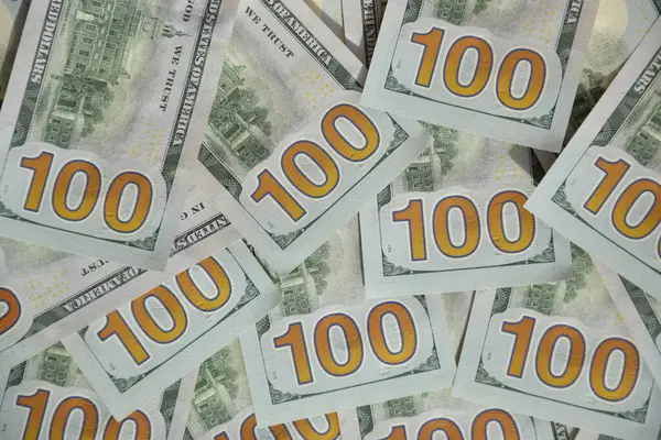 Birçok yüz dolarlık banknot dokusunun işlenmiş kolajı. Pankart, arkaplan veya 3B haritalama için doku