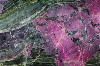 Zoisite tanzanit taşından işlenmiş kolaj mor ve yeşil doku. Pankart, arkaplan veya 3B haritalama için doku