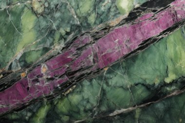 Zoisite tanzanit taşından işlenmiş kolaj mor ve yeşil doku. Pankart, arkaplan veya 3B haritalama için doku