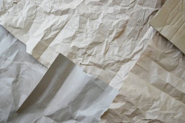 Buruşuk kağıt, karton arka plan. Kahverengi kraft yaprak dokusu, yırtık antika sayfa, duvar kağıdı veya parşömen soyut tasarımı, yatay kaba karton, eski malzeme