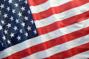Amerika Birleşik Devletleri bayrağı, yıldız ve şeritlerle kaplıdır. Resmi Amerikan Bayrağı gün ışığında kıvrımlarla el sallıyor