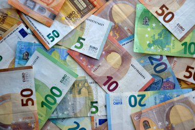 Bir çok Avrupa Euro 'su kaotik bir düzenleme içinde. Farklı renkte ve durumdaki banknotlar yığını kapat