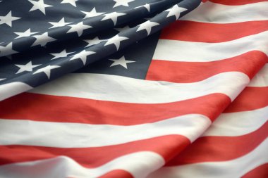 Amerika Birleşik Devletleri bayrağı, yıldız ve şeritlerle kaplıdır. Resmi Amerikan Bayrağı gün ışığında kıvrımlarla el sallıyor
