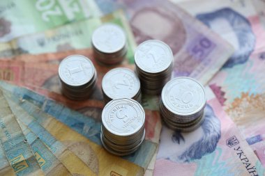 Birkaç yığın Ukrayna parası eski Hryvnia banknotlarının üzerinde yatıyor.