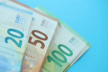 Büyük meblağda, mavi arka planda yüz yirmi-elli euro para faturası.