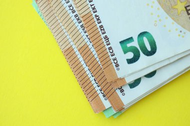 Sarı arka planda 150 Euro 'luk büyük bir meblağ. Yakın plan.