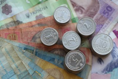 Birkaç yığın Ukrayna parası eski Hryvnia banknotlarının üzerinde yatıyor.