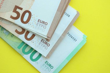 Sarı arka planda 150 Euro 'luk büyük bir meblağ. Yakın plan.