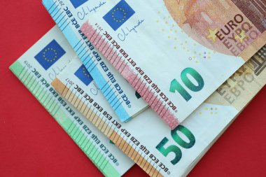 Büyük meblağda yüz, yirmi, on ve elli euro. Kırmızı arka planda. Yakın plan.