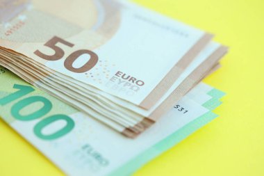 Sarı arka planda 150 Euro 'luk büyük bir meblağ. Yakın plan.