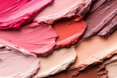 Farklı renkte taze ruj lekelerinin olduğu bir fotoğraf. Arkaplan veya haritalama için arkaplan dokusu