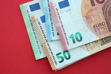 Büyük meblağda yüz, yirmi, on ve elli euro. Kırmızı arka planda. Yakın plan.