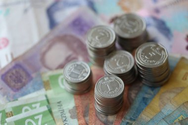 Birkaç yığın Ukrayna parası eski Hryvnia banknotlarının üzerinde yatıyor.
