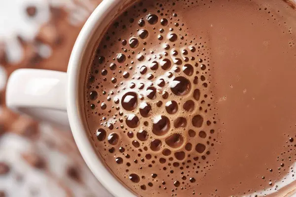 Koyu kahverengi sıcak çikolata içeceğinin fotoğrafı. Arkaplan ya da yemek tarifleri için yemek fotoğrafı