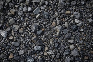 Yakından taşlı asfalt gri yüzey fotoğrafı. Arkaplan veya haritalama için arkaplan dokusu