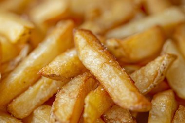 Büyük bir yığın taze, sarı patates kızartması yakın çekim. Arkaplan ya da yemek tarifleri için yemek fotoğrafı