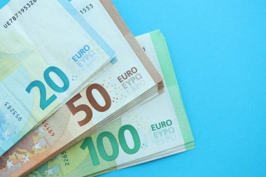Büyük meblağda, mavi arka planda yüz yirmi-elli euro para faturası.