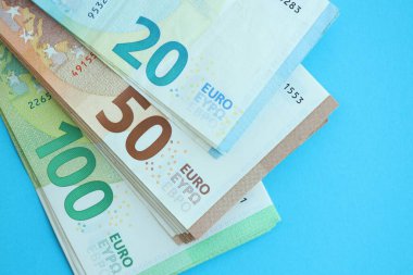 Büyük meblağda, mavi arka planda yüz yirmi-elli euro para faturası.