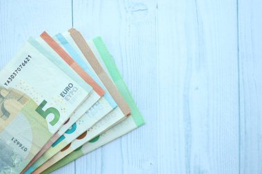 Avro para banknotlarının büyük miktarları ahşap arka planda kapanıyor.