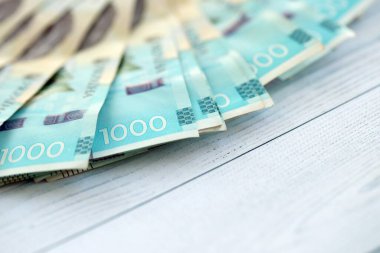 Beyaz ahşap masa üzerinde modern tasarımı olan büyük miktarda Ukrayna yapımı 100 Hryvnia para faturası. Finansal konsept, iş ücretleri